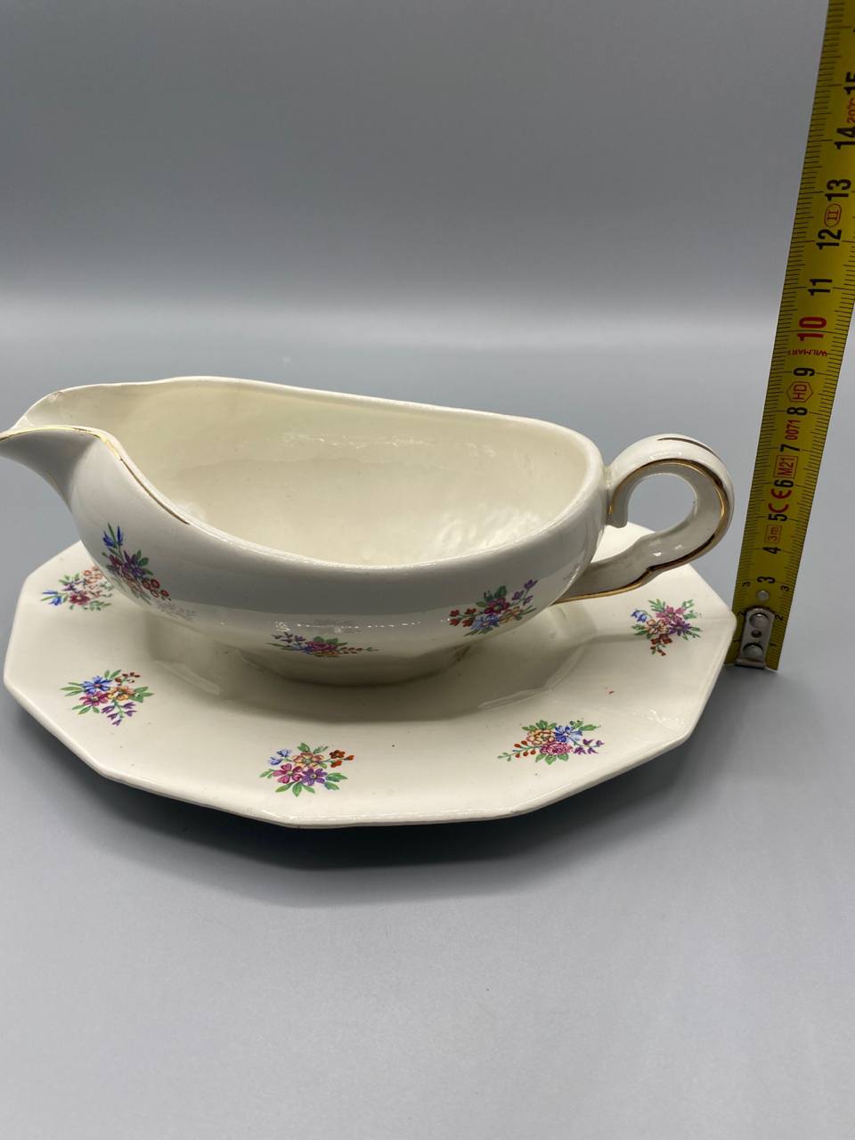 Saucière Porcelor Ceranord avec mètre ruban, hauteur environ 10 cm, vue de face avec dormant