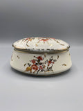 Bonbonnière ovale porcelaine opaque, vue de face couvercle fermé, décor roses roses et rinceaux dorés
