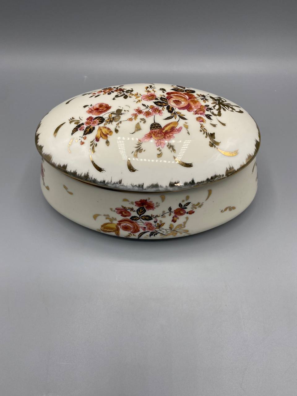Bonbonnière ovale ouverte, boîte et couvercle séparés, intérieur blanc immaculé
