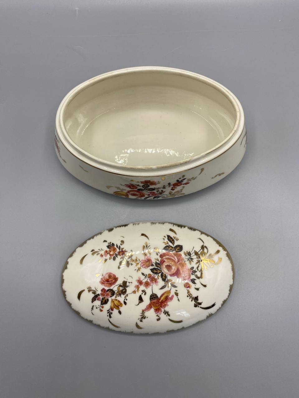 Dessous de la bonbonnière et du couvercle, fond blanc, traces d'usure du filet or