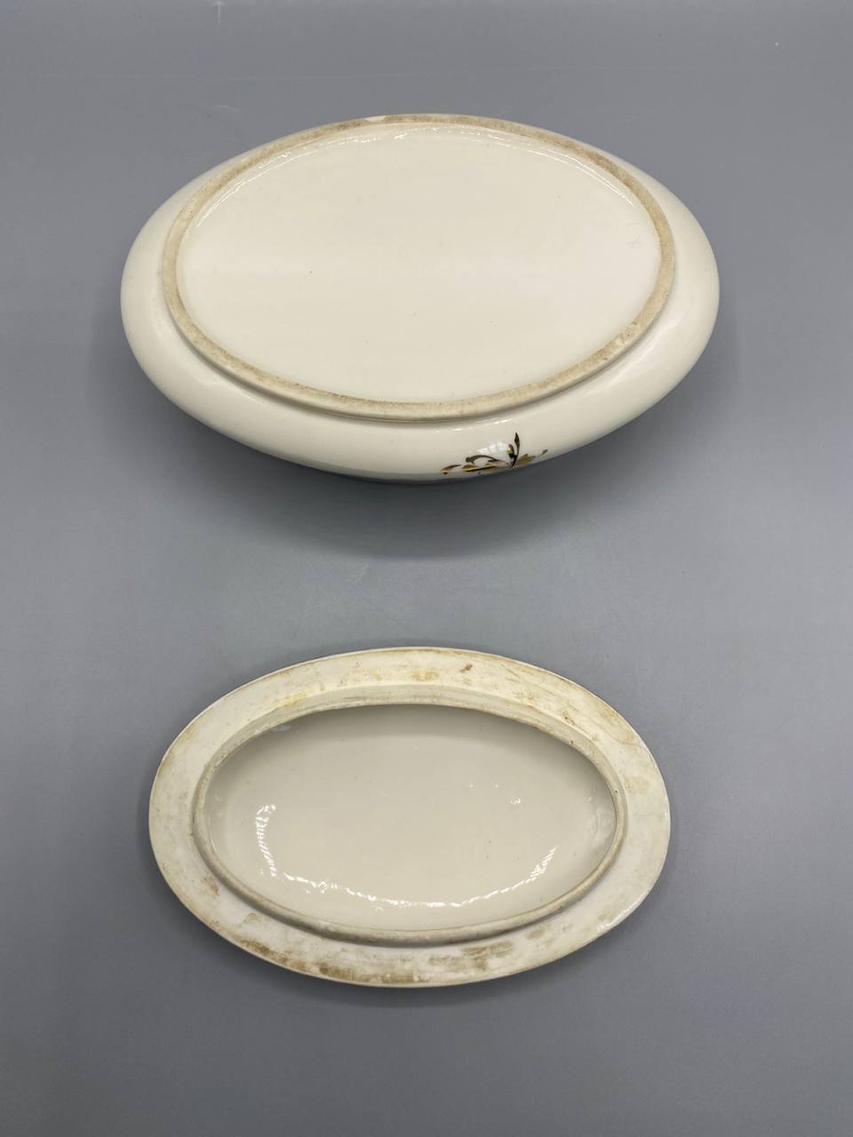 Bonbonnière ovale avec mètre ruban, longueur environ 20 cm, vue de face