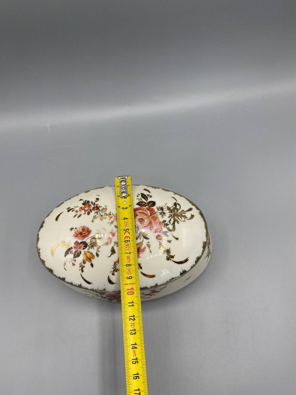Bonbonnière ovale avec mètre ruban, hauteur couvercle fermé environ 9 cm, vue de profil