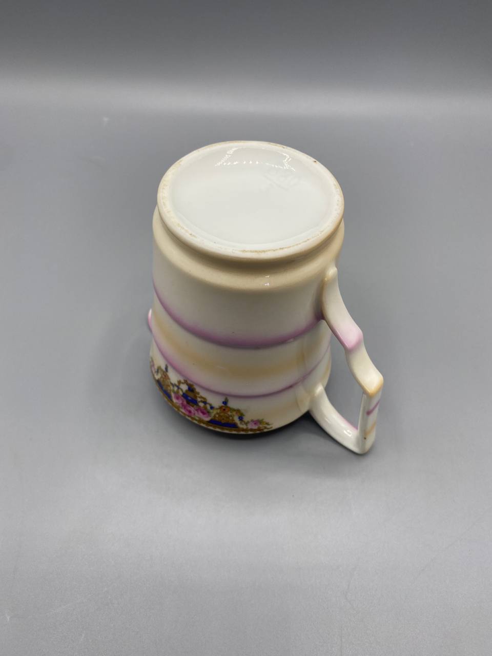 Dessous du pot à lait, fond blanc sans cachet, pied annulaire