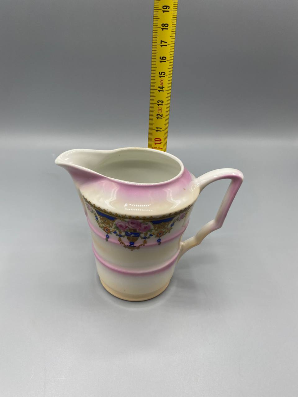 Pot à lait porcelaine fine avec mètre ruban, hauteur environ 13 cm, vue de face