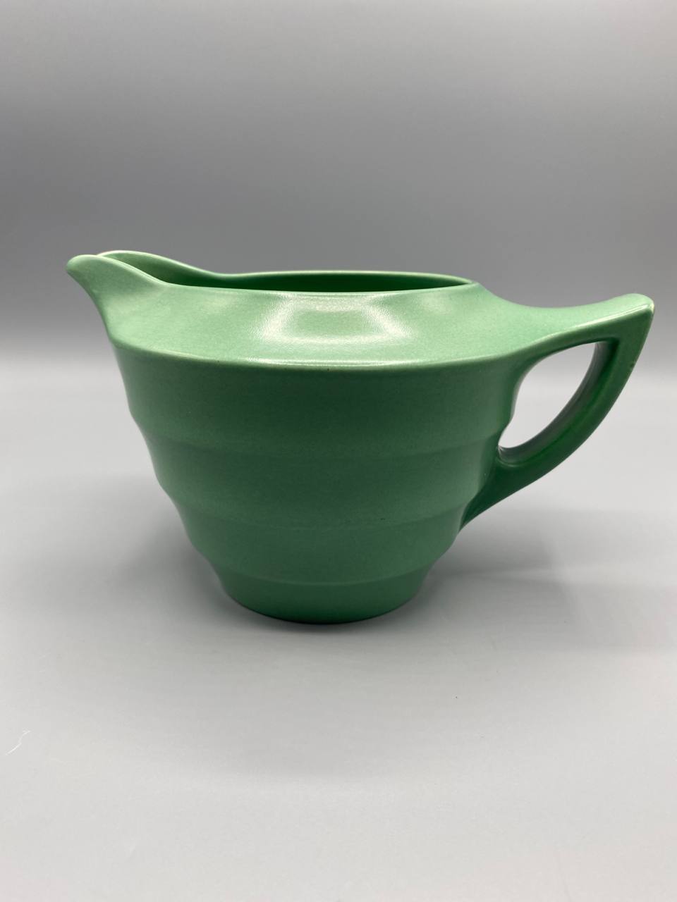 Pichet céramique Wedgwood Matt Green, vue de face, glaçure verte mate, côtes en spirale, anse percée