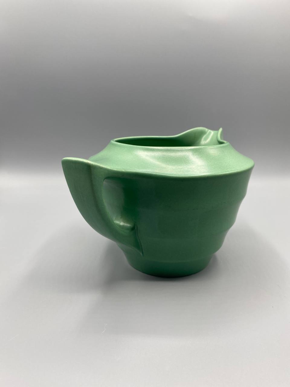 Pichet Wedgwood Matt Green, vue de trois quarts, bec verseur pince en vague, intérieur émaillé vert