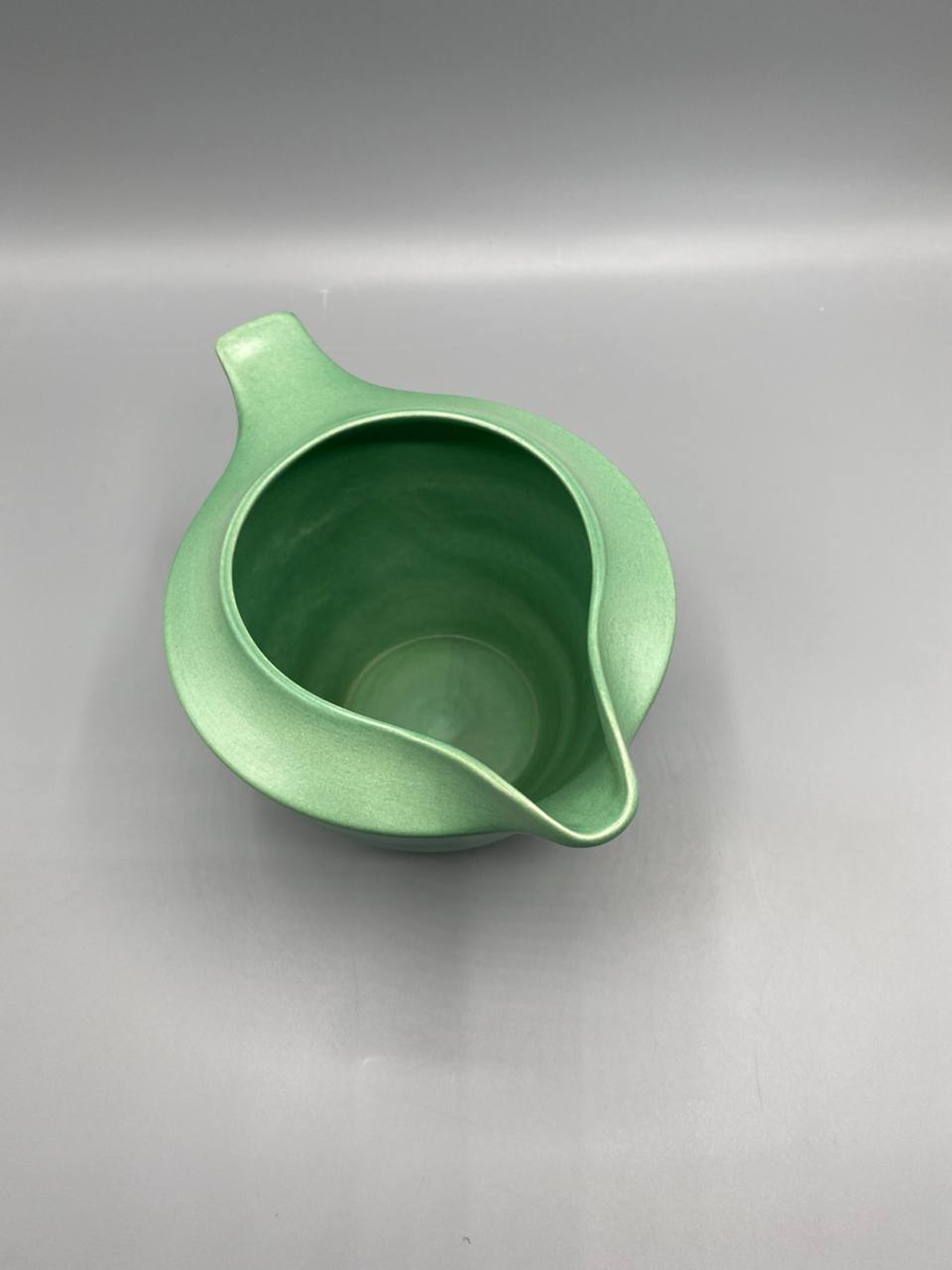 Dessous du pichet Wedgwood, cachet imprimé Wedgwood Etruria England Matt Green, pied biscuit