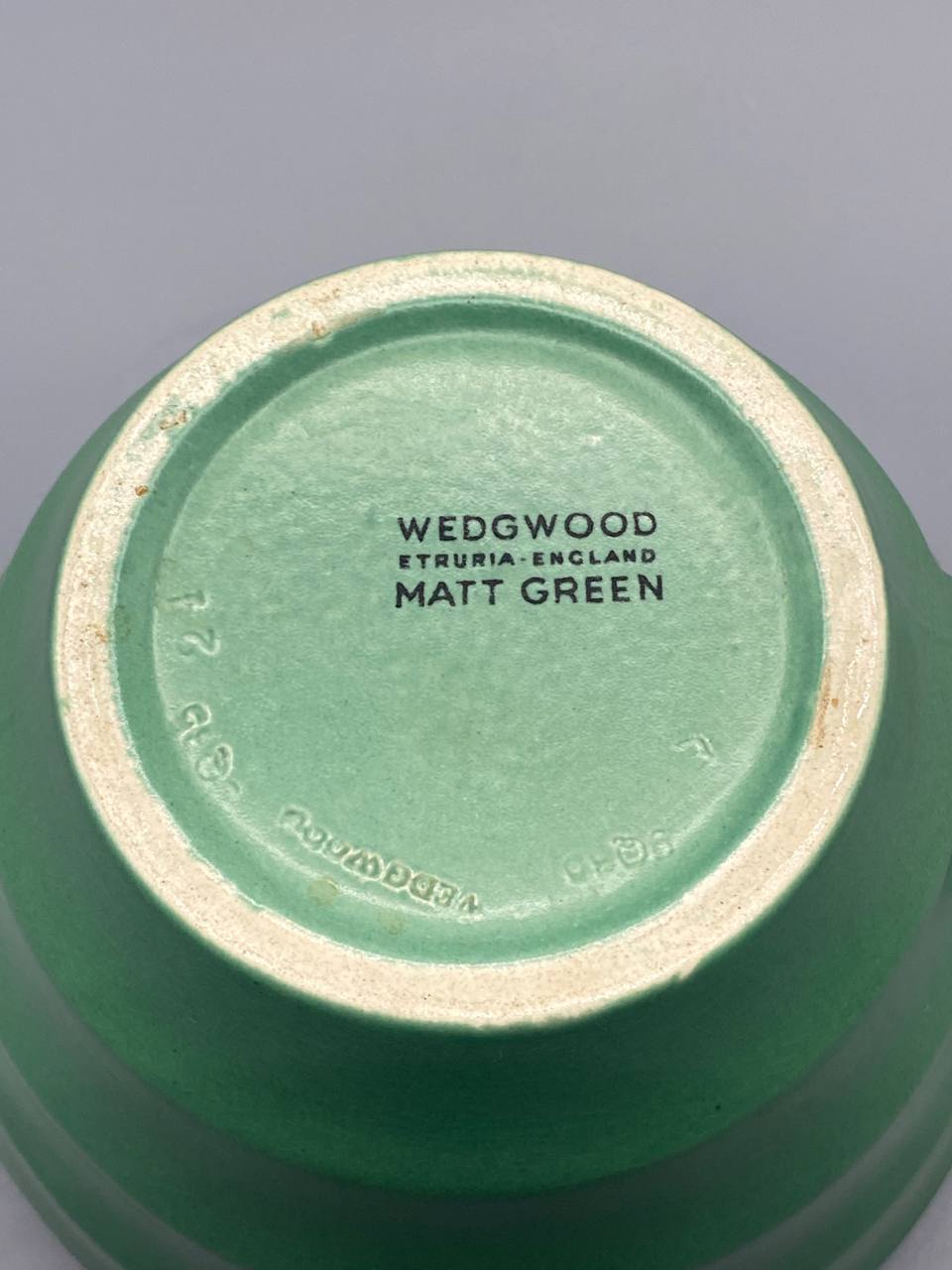 Pichet Wedgwood Matt Green avec mètre ruban, hauteur environ 9 cm, vue de face