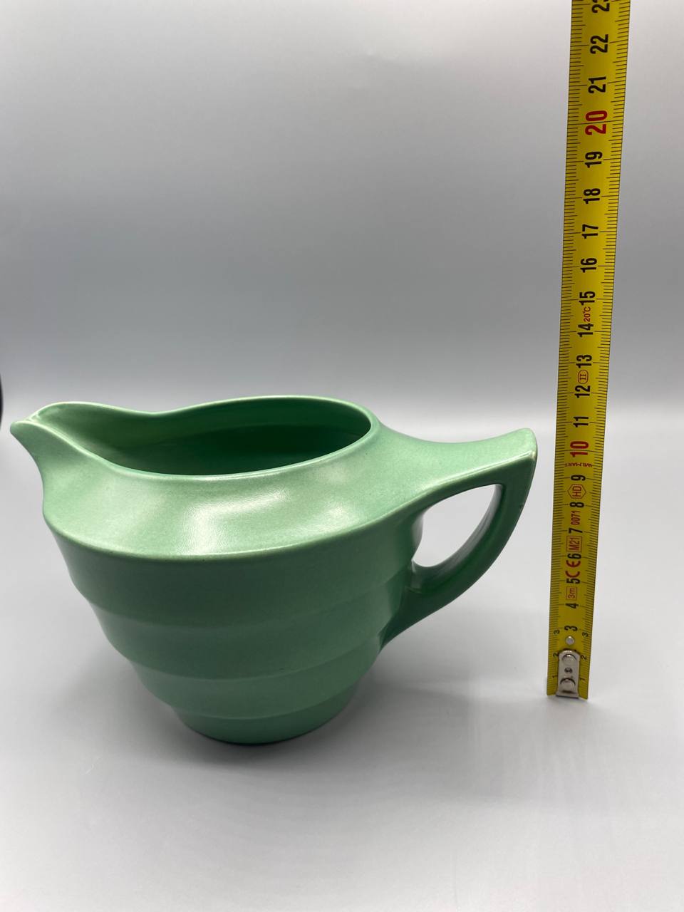 Pichet Wedgwood Matt Green avec mètre ruban, longueur environ 17 cm, vue de dessus