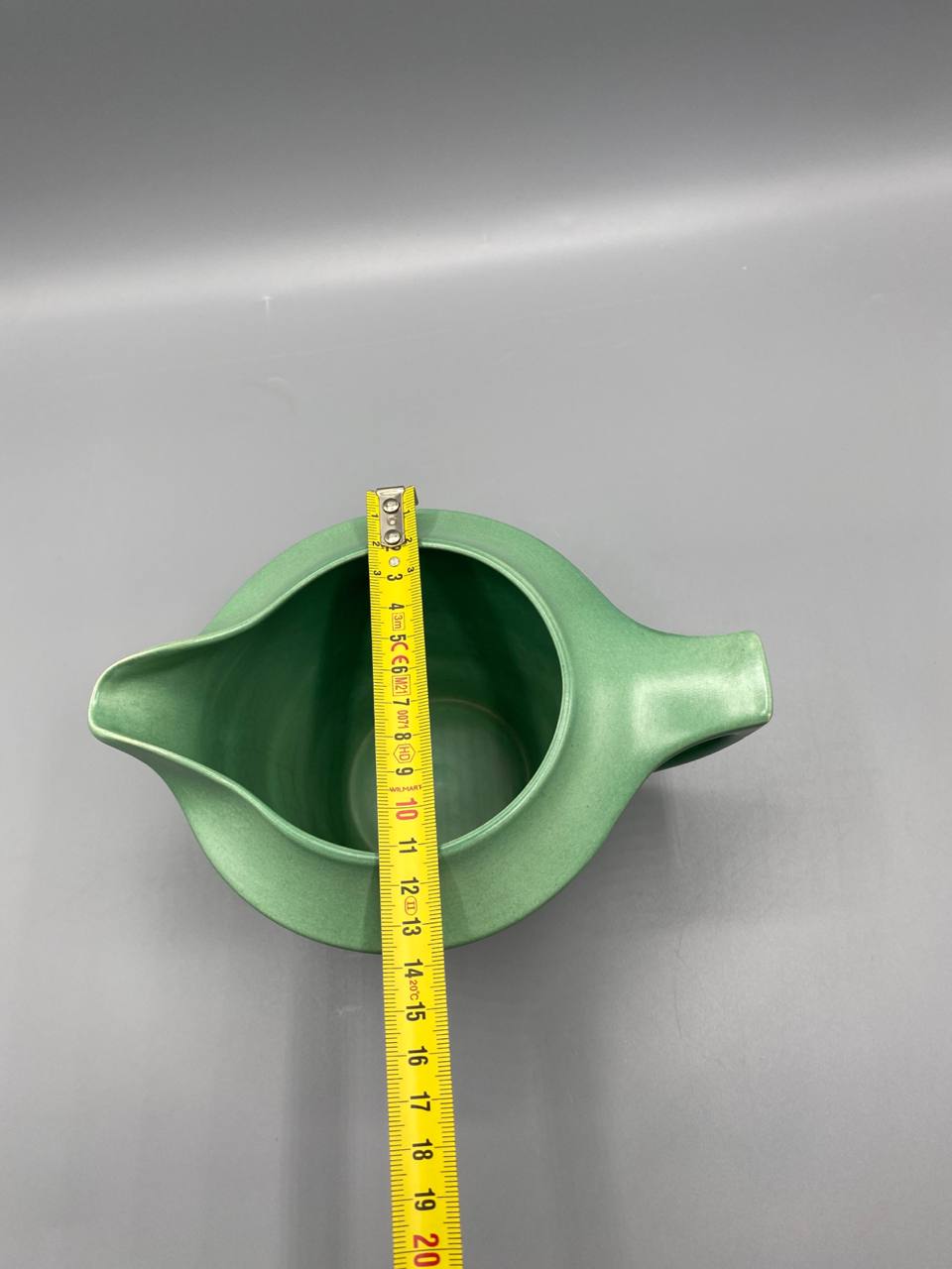 Pichet Wedgwood Matt Green, vue de profil, variation de teinte vert foncé et vert céladon selon la lumière