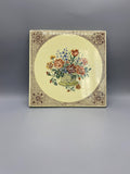 Dessous-de-plat émail sur métal, vue de face, bouquet champêtre tulipes roses bleuets en corbeille tressée