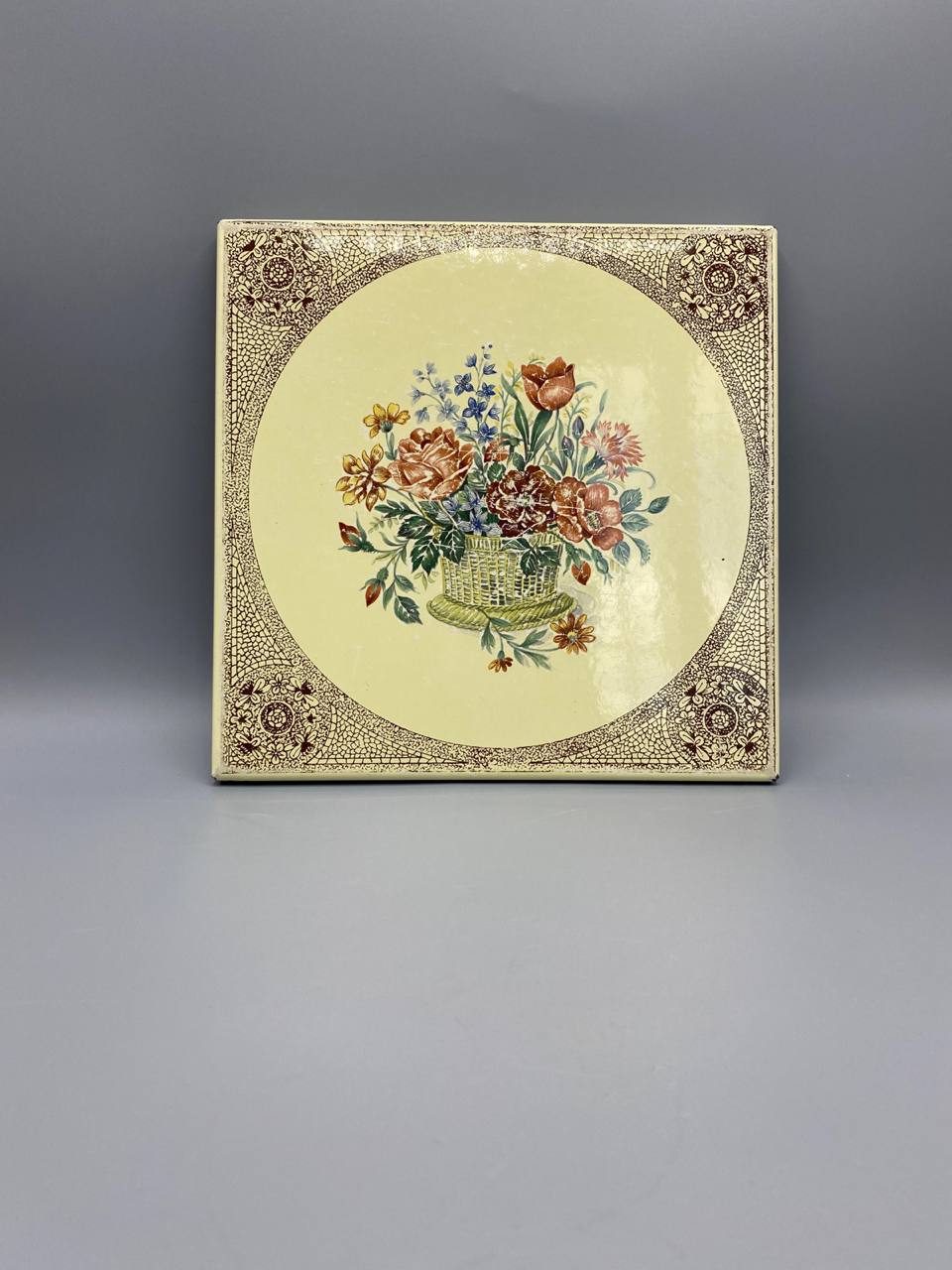 Dessous-de-plat émail sur métal, vue de face, bouquet champêtre tulipes roses bleuets en corbeille tressée