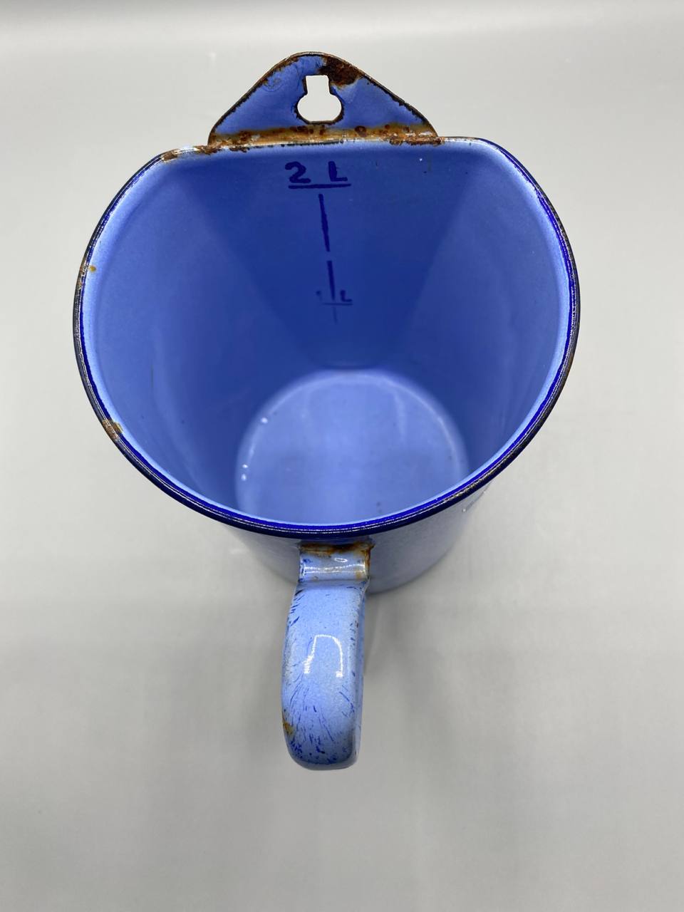 Intérieur de la fontaine, émail bleu uni, graduation 2L et 1L indiquée en bleu