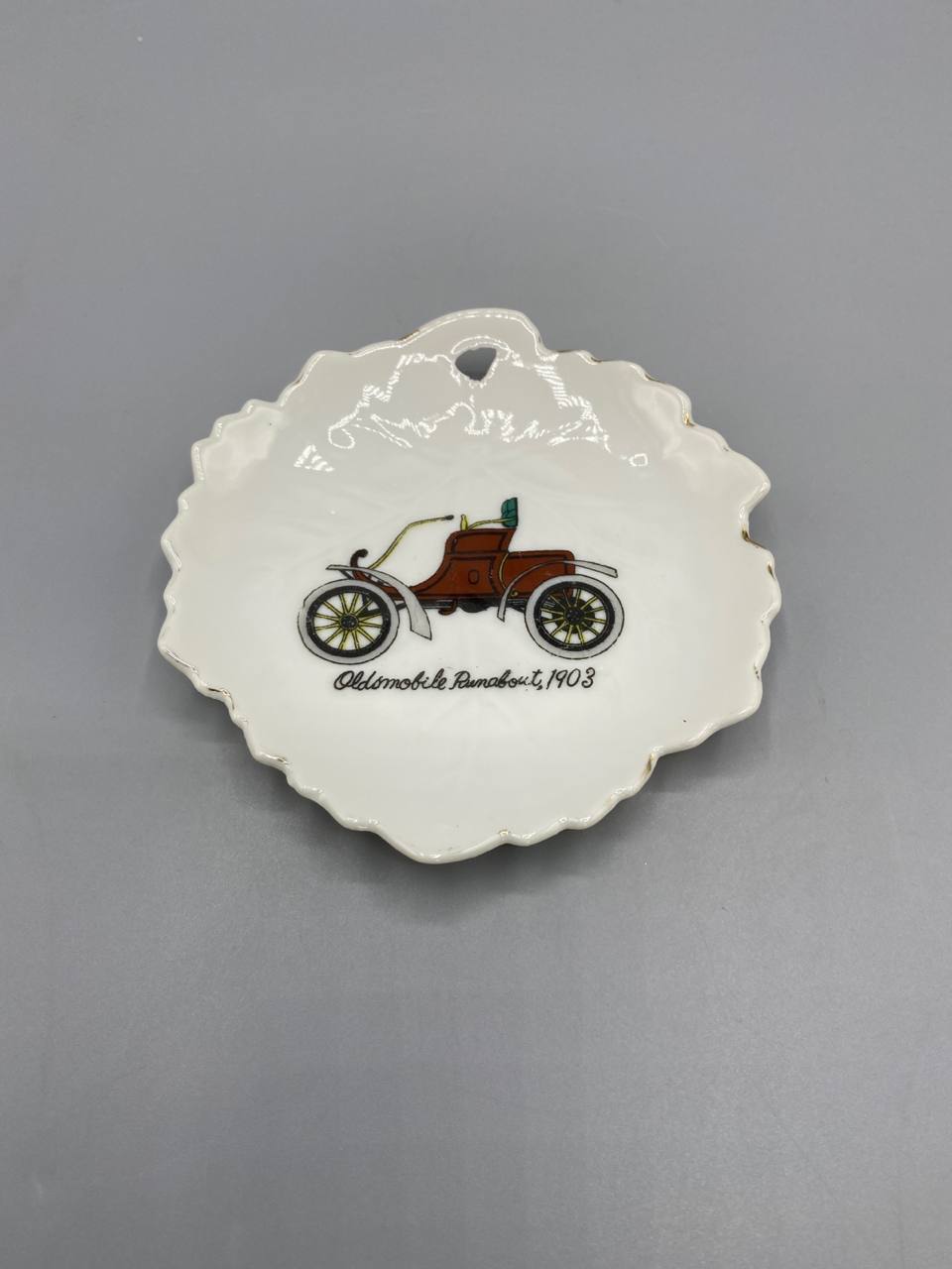 Coupelle porcelaine festonnée, décor Oldsmobile Runabout 1903, filet argenté, vue de face