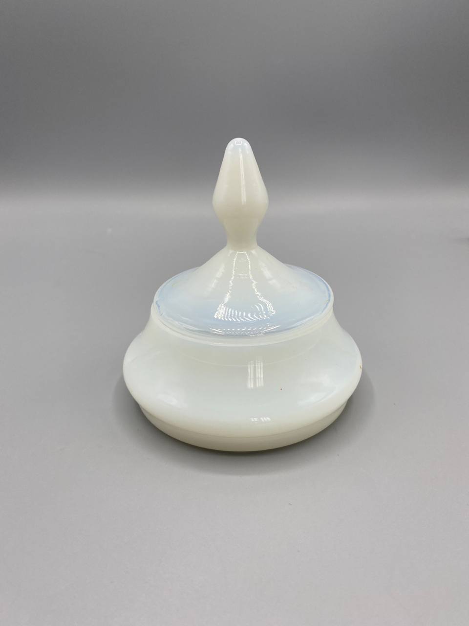 Bonbonnière verre opalin, vue de face couvercle fermé, reflets nacrés bleu-blanc, prise en goutte effilée