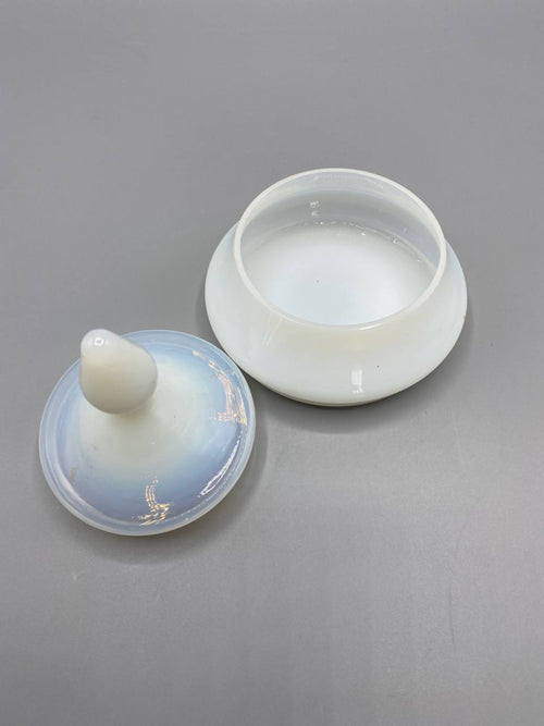 Bonbonnière verre opalin ouverte, boîte et couvercle séparés, intérieur blanc laiteux, reflets irisés couvercle