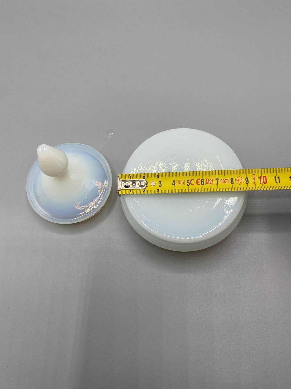 Bonbonnière verre opalin avec mètre ruban, diamètre boîte environ 9 cm, vue de dessus