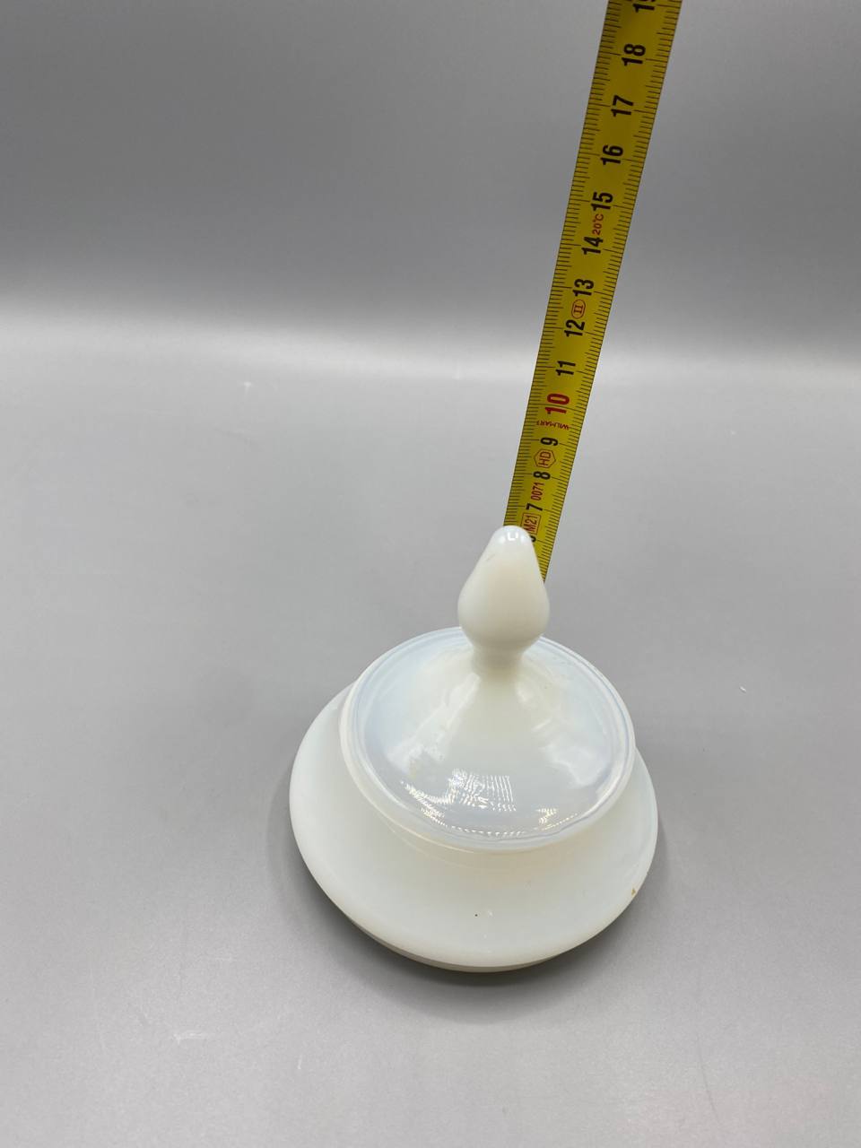 Bonbonnière verre opalin avec mètre ruban, hauteur couvercle fermé environ 7 cm, vue de profil