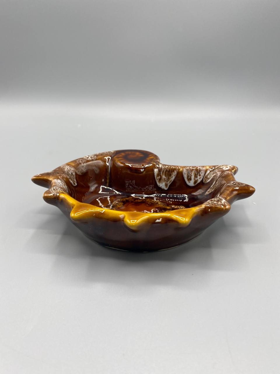 Dessous du cendrier, biscuit crème non émaillé, cachet ZULMOS en relief