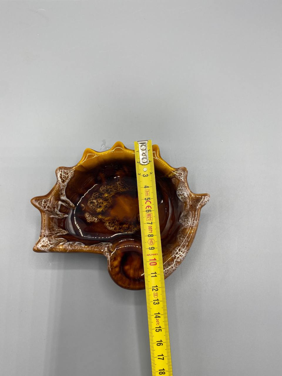 Gros plan glaçure tortoise shell, effet marbré brun-roux-blanc, coulures jaune miel intérieur