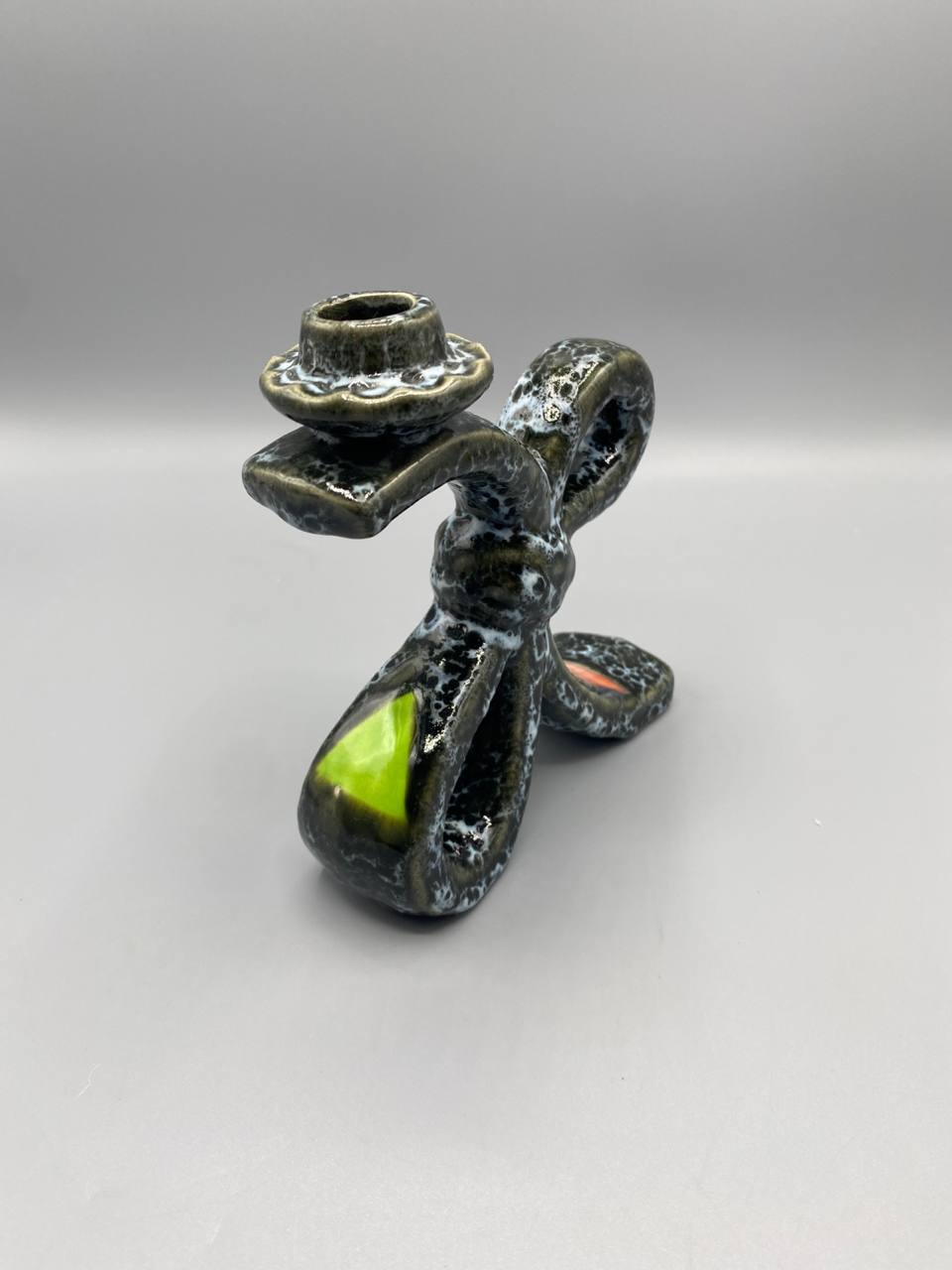 Bougeoir fat lava, vue de trois quarts opposé, boucles percées, texture volcanique gris-vert