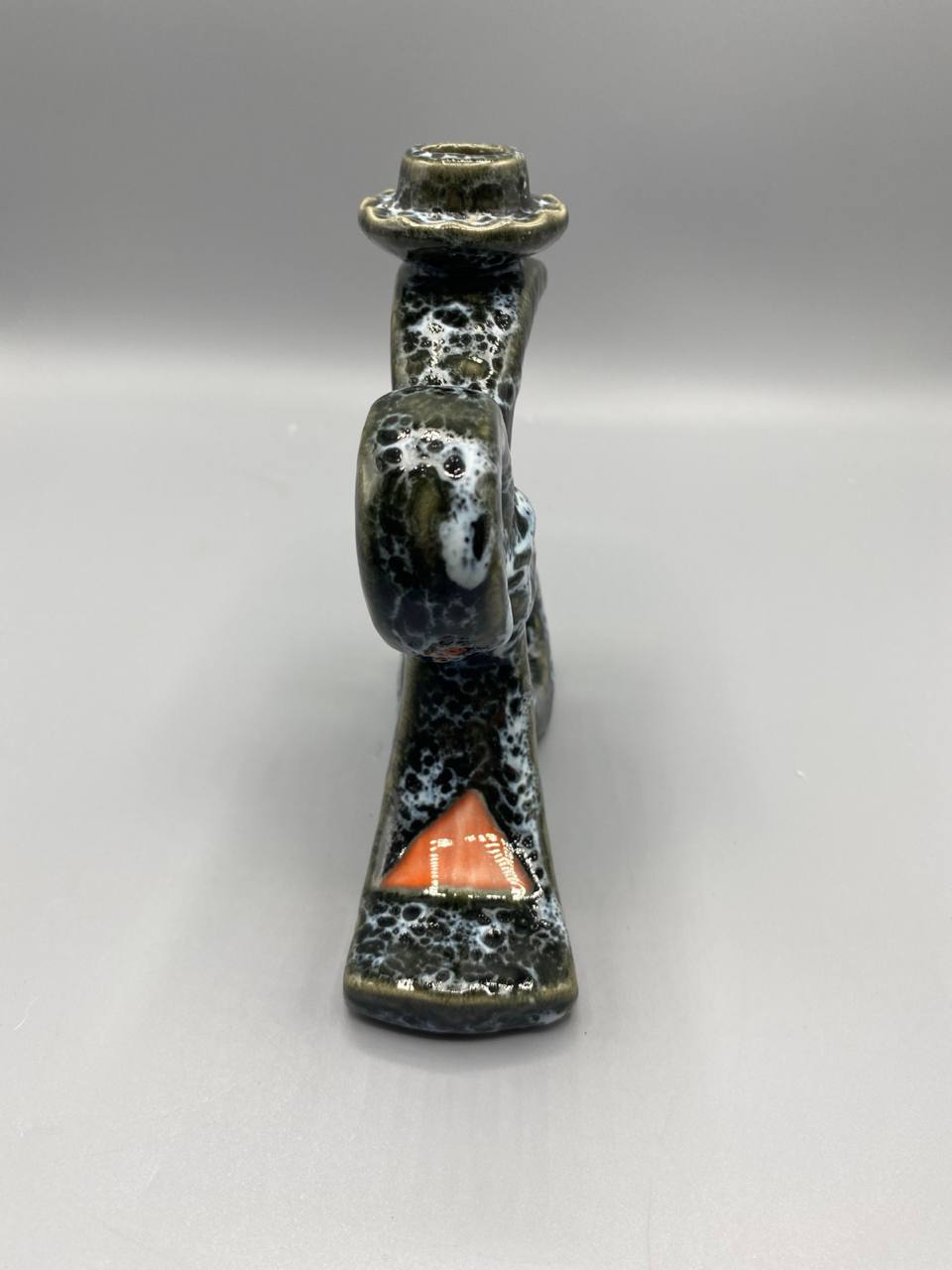Bougeoir fat lava, vue de profil, tige et bobèche festonnée, cachet en relief sous le pied