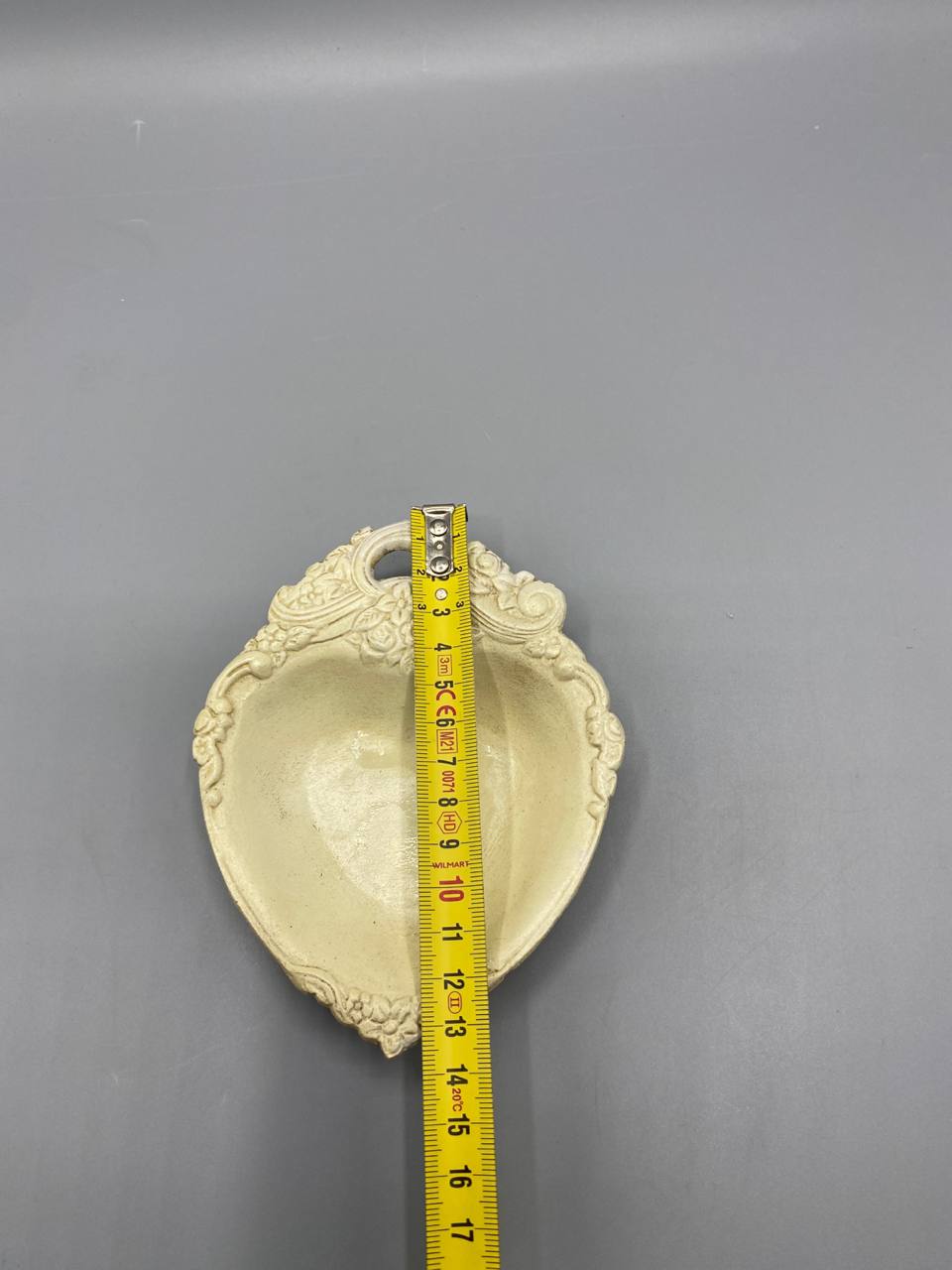 Coupelle céramique ivoire avec mètre ruban, hauteur environ 15 cm, vue de face