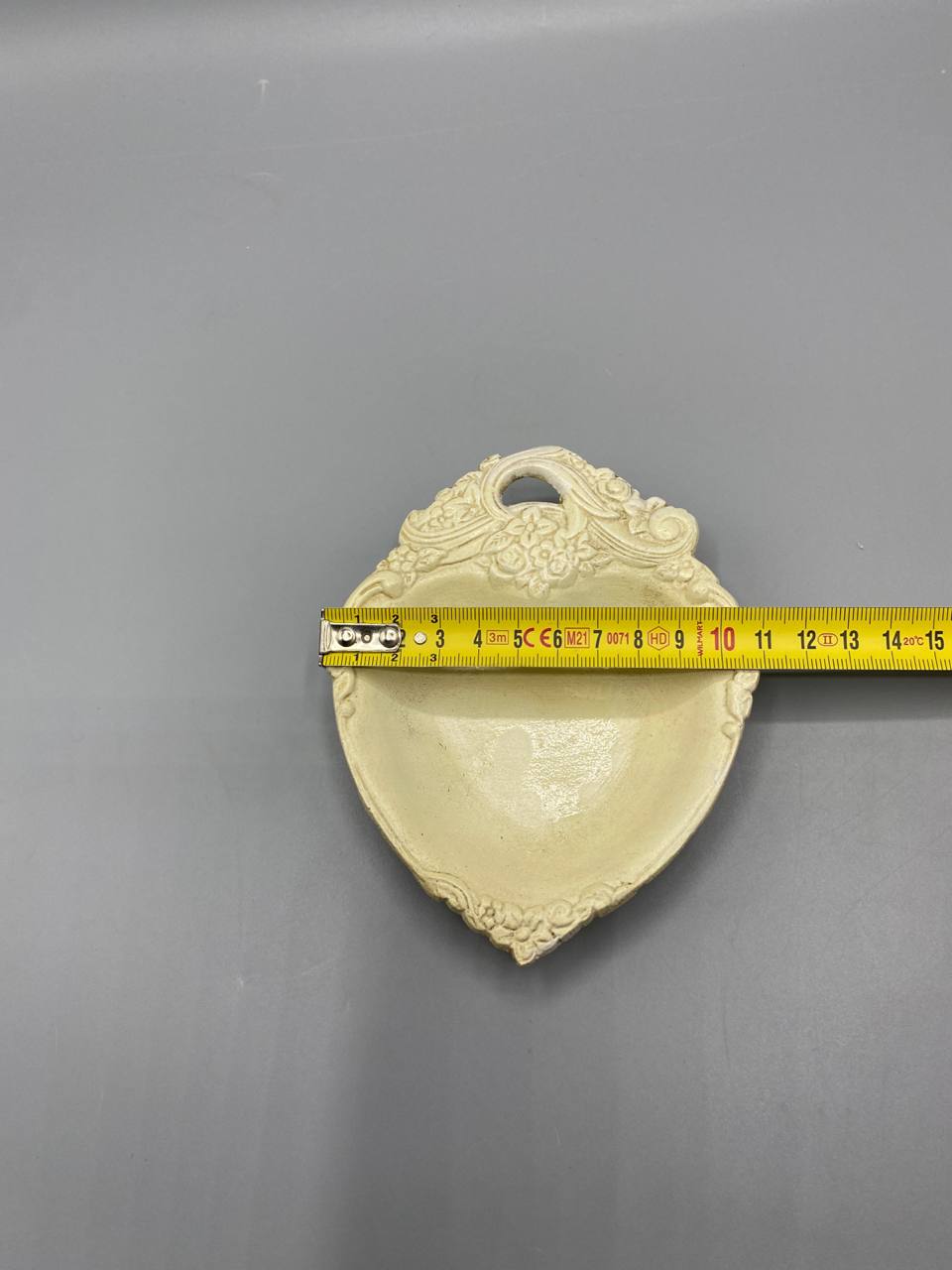Coupelle céramique ivoire avec mètre ruban, largeur environ 13 cm, vue de face