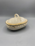 Porte-savon couvert Villeroy & Boch, vue de face trois quarts, faïence ivoire, filets dorés, couvercle à anse annulaire