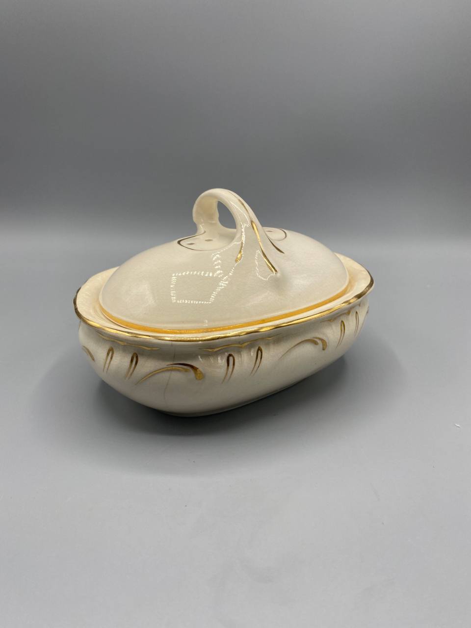 Porte-savon couvert Villeroy & Boch, vue de face trois quarts, faïence ivoire, filets dorés, couvercle à anse annulaire