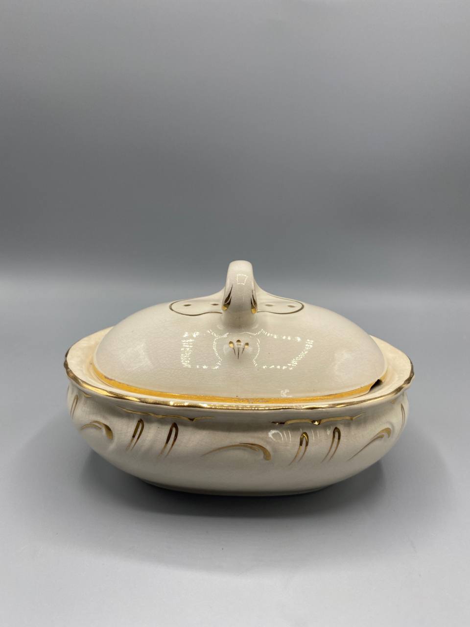 Porte-savon Villeroy & Boch, vue de face, couvercle fermé, filet doré sur le bord, anse annulaire