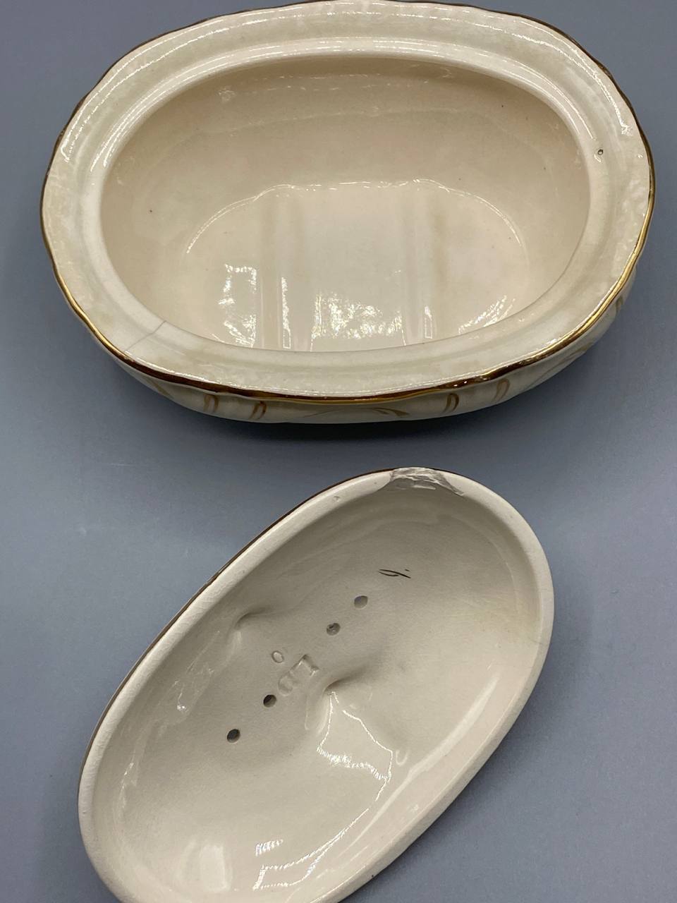 Porte-savon ouvert, boîte intérieure ivoire brillant et couvercle ajouré retournable, perforations égouttoir visibles