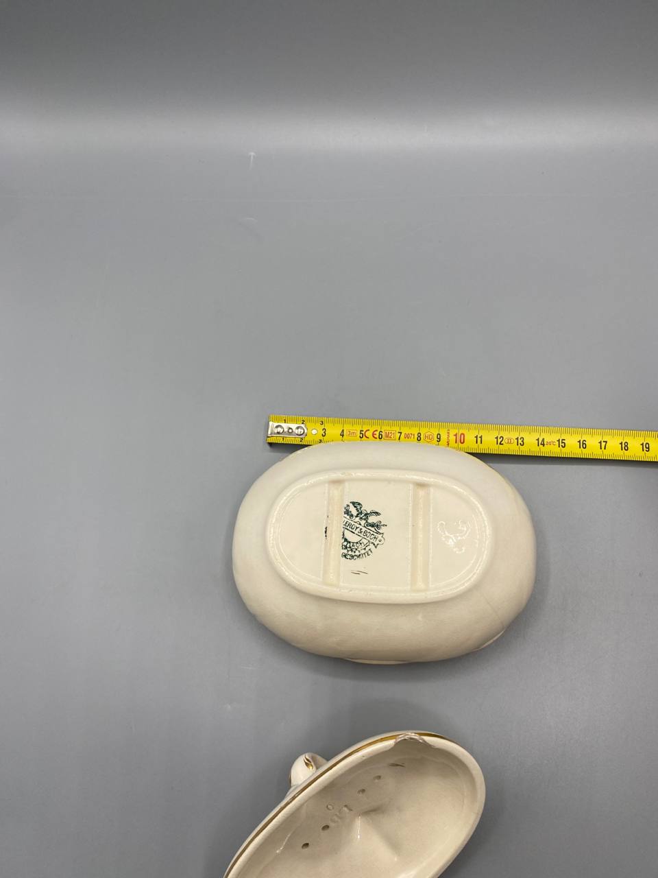 Fond du porte-savon, cachet Villeroy & Boch imprimé noir avec aigle et mention Geschützt, longueur environ 12 cm