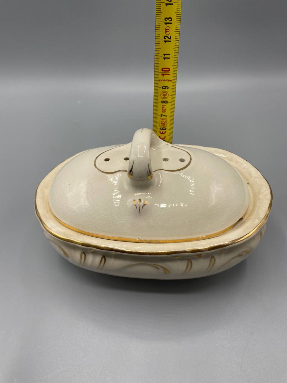 Porte-savon Villeroy & Boch avec mètre ruban, hauteur couvercle fermé environ 8 cm, vue de profil