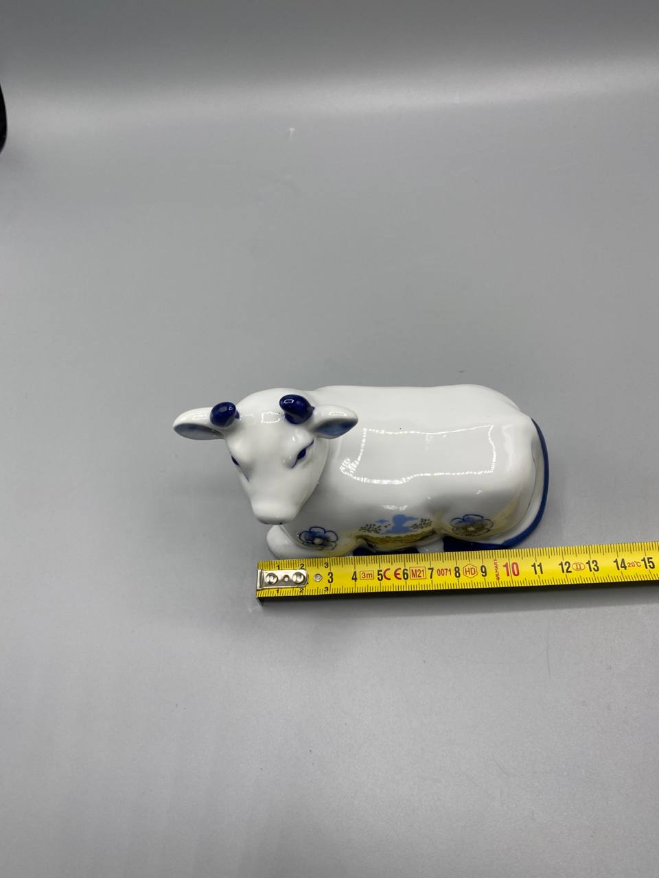 Figurine vache avec mètre ruban, hauteur environ 8 cm, vue de face