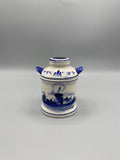 Petit pot couvert Vero Ceramics Delfts Blue, vue de face, décor moulin à vent et paysage hollandais, anses bouton bleu cobalt