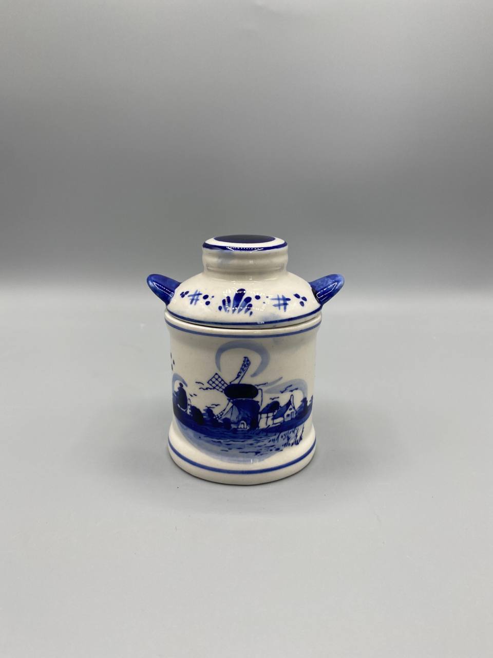 Petit pot couvert Vero Ceramics Delfts Blue, vue de face, décor moulin à vent et paysage hollandais, anses bouton bleu cobalt