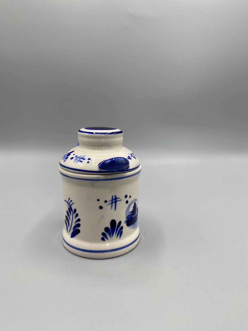 Pot couvert ouvert, boîte intérieure blanche brillante et couvercle retourné, prise annulaire émaillée bleu