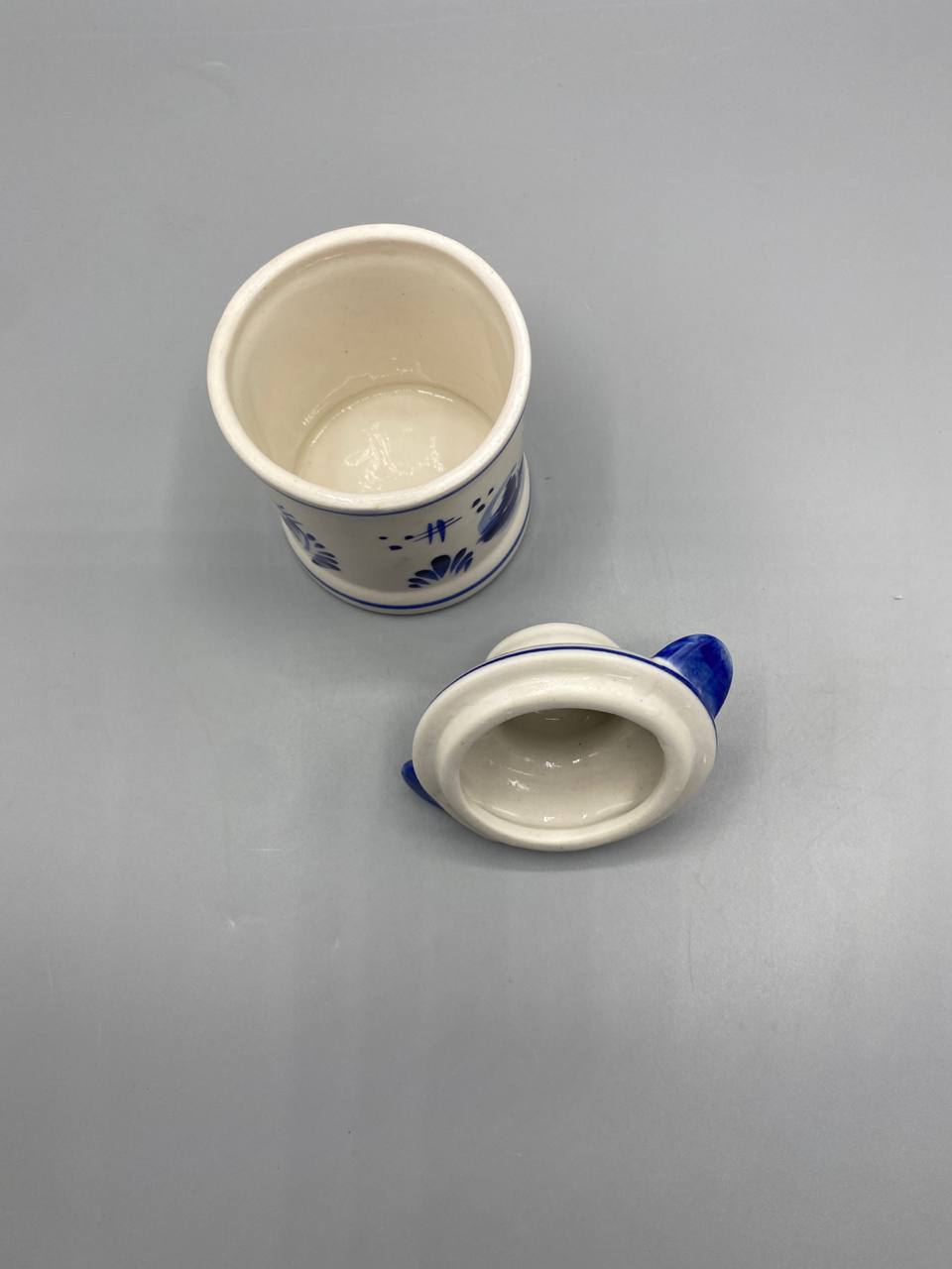 Fond du pot, cachet ovale bleu Vero Ceramics Hand Painted Delfts Blue, faïence blanche émaillée