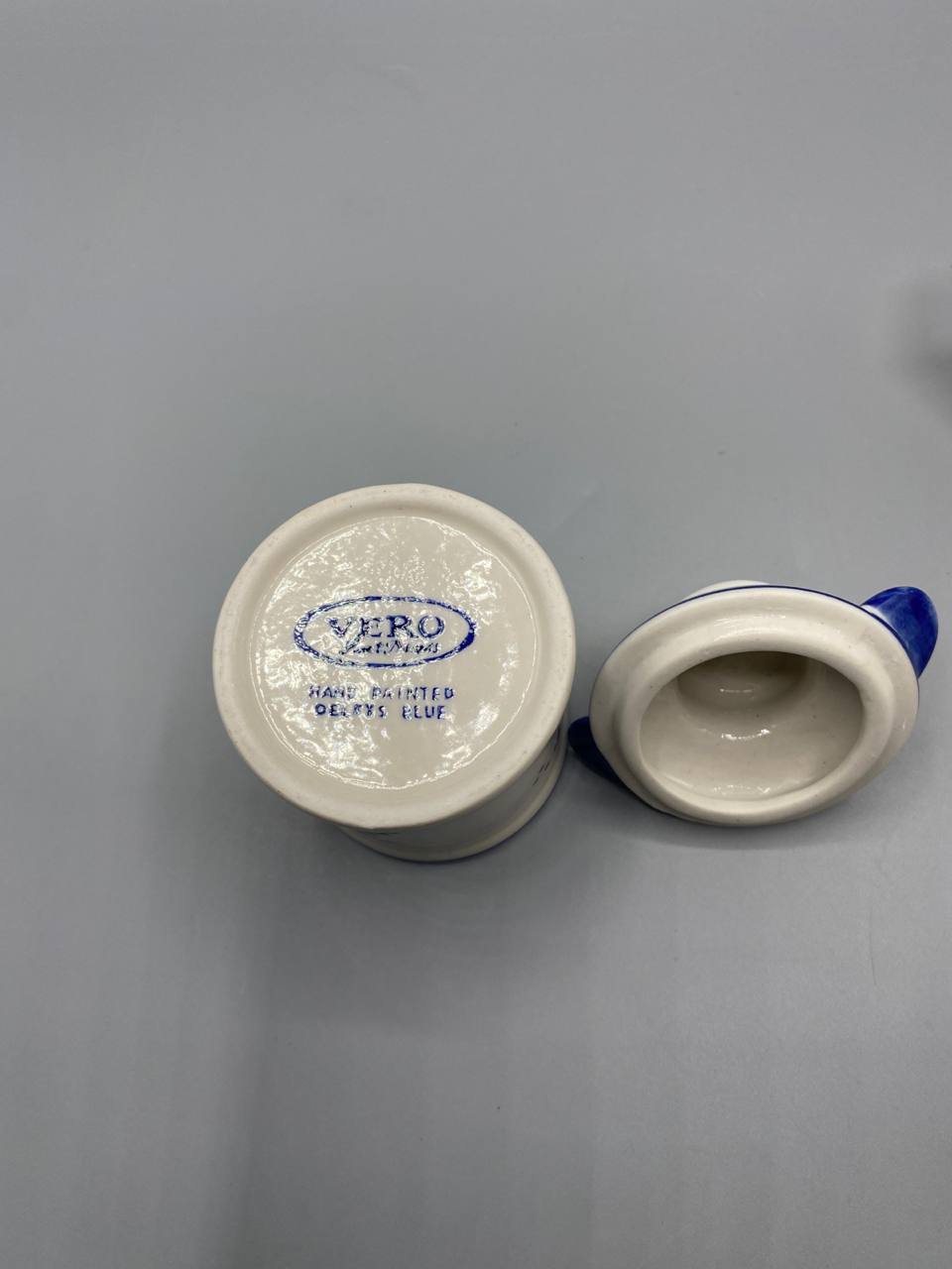 Fond du pot avec mètre ruban, diamètre environ 7 cm, inscription Hand Painted Delfts Blue visible