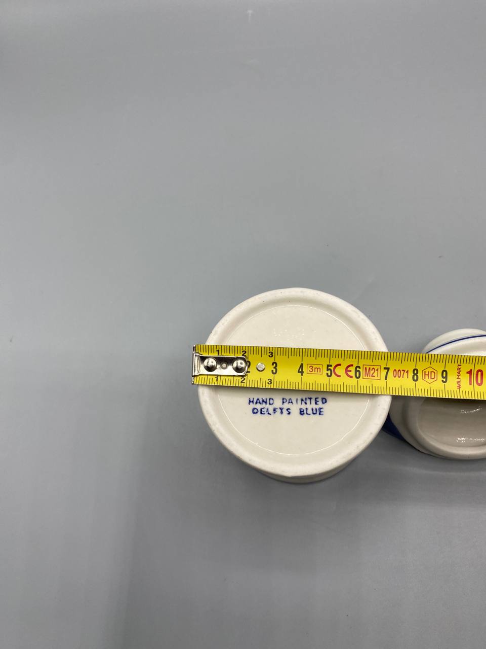 Pot couvert Vero Ceramics avec mètre ruban, hauteur couvercle fermé environ 9 cm, vue de profil