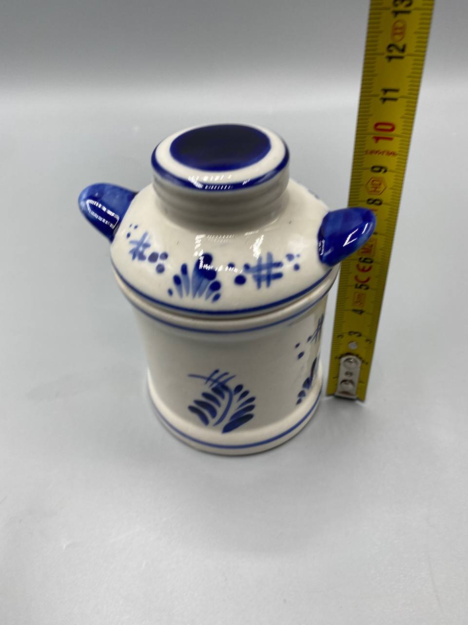 Pot couvert Vero Ceramics, vue de trois quarts arrière, anses latérales bleu cobalt, décor floral et hachures bleus