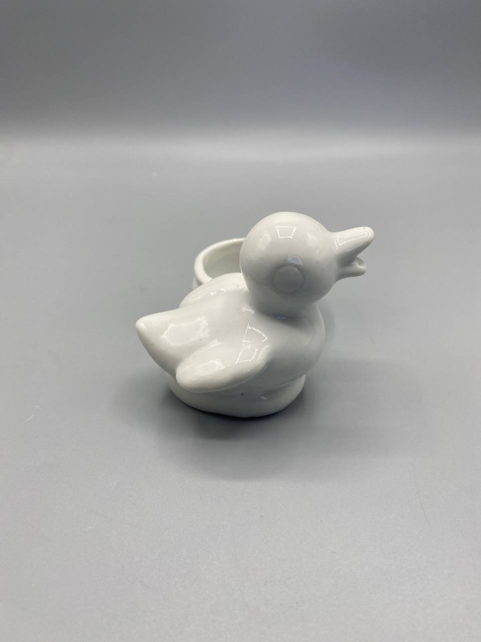 Salière canard, vue de trois quarts, bec entrouvert, glaçure blanche brillante uniforme