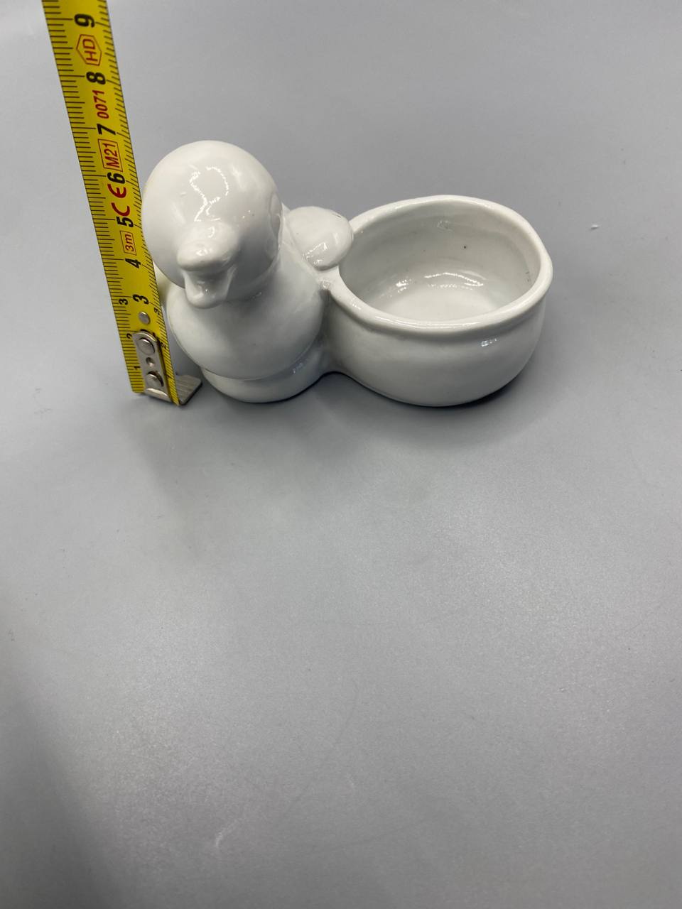 Salière canard avec mètre ruban, hauteur environ 5 cm, vue de profil