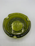 Cendrier verre vert olive, vue de dessus, médaillon central souffleur de verre en relief, quatre encoches repose-cigarettes