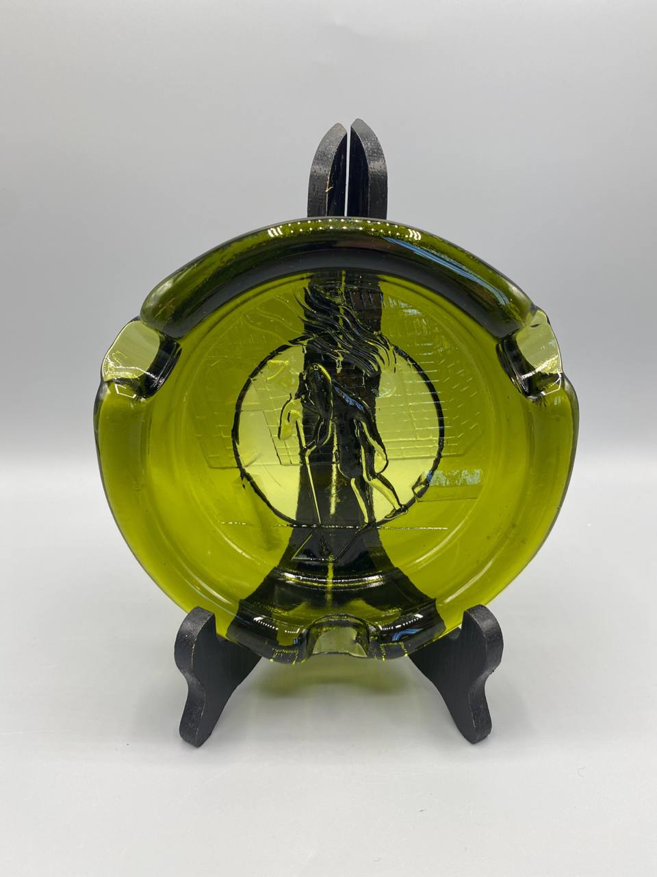 Cendrier verre vert olive, vue de profil sur présentoir, transparence du verre et relief moulé visibles