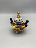 Brûle-parfum japonais tripode, vue de face, décor polychrome style Kutani, Shishi doré en prise de couvercle, anses noires stylisées