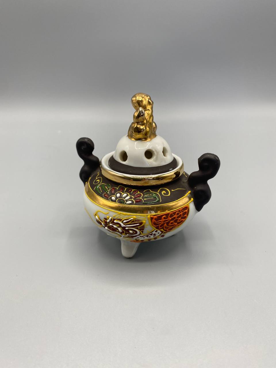 Brûle-parfum japonais tripode, vue de face, décor polychrome style Kutani, Shishi doré en prise de couvercle, anses noires stylisées
