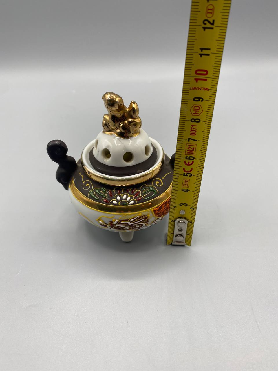 Brûle-parfum japonais avec mètre ruban, hauteur totale environ 9 cm couvercle fermé, vue de profil