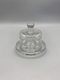 Beurrier individuel à cloche en verre pressé transparent, vue de face, cloche fermée, prise bouton à collerette